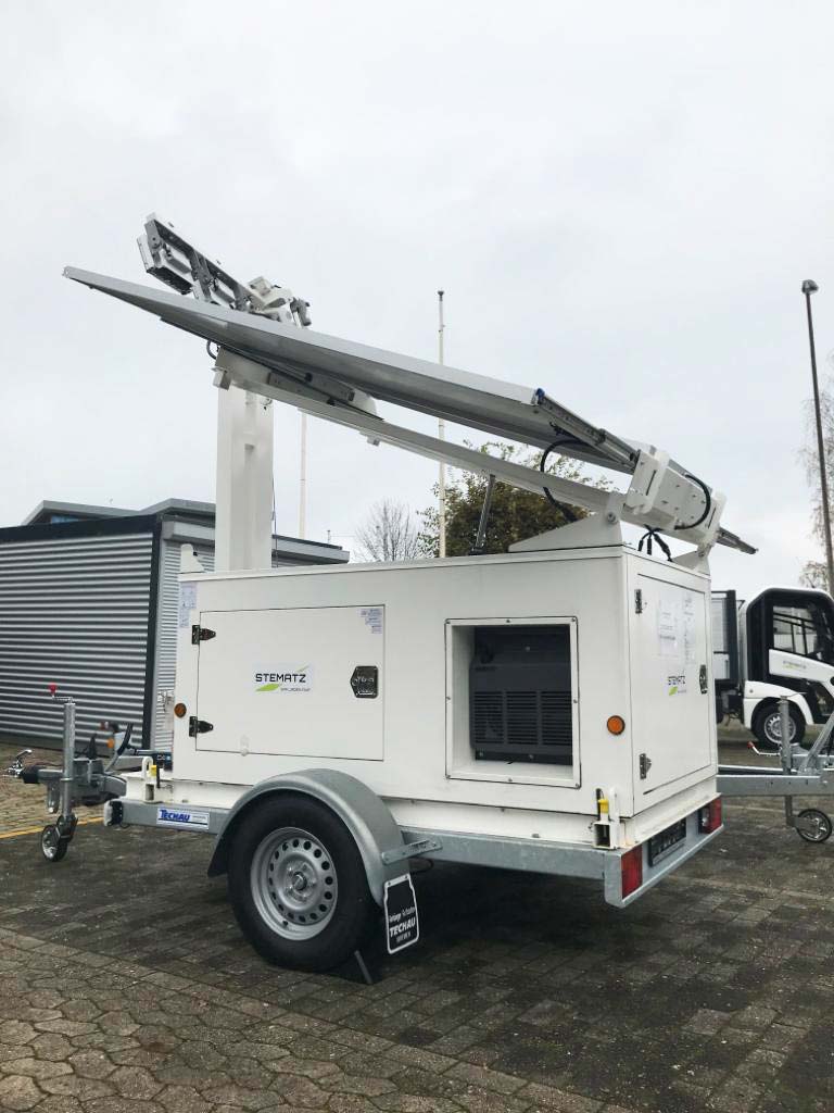 Mobile und autarke Licht-Lösung mit Solarenergie - der Power Tower Light beim Aufbau