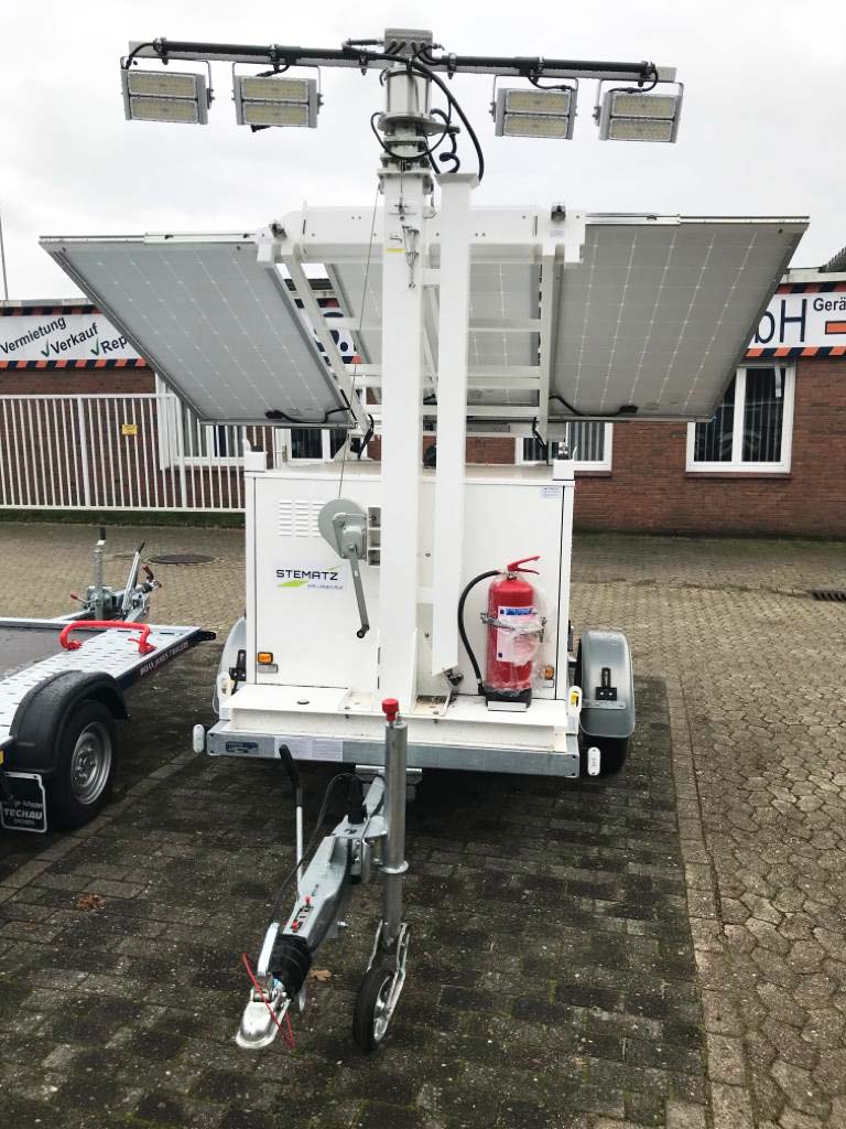 Mobile und autarke Licht-Lösung mit Solarenergie - der Power Tower Light beim Aufbau
